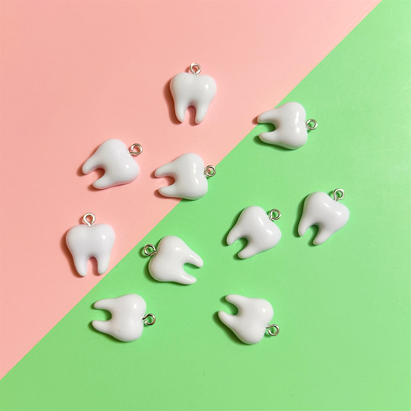Resin Art Engagement - 10 個かわいい白い歯樹脂ペンダント小さな歯チャームジュエリー作成アクセサリー DIY イヤリングネックレスキーホルダー
